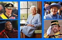 De g. à dr, de ht en bas : Harald V de Norvège, Elizabeth II d'Angleterre, Marguerite II du Danemark,  Letsie III du Lesotho et Hassanal Bolkiah, sultan de Brunei.