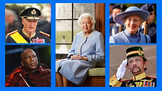 De g. à dr, de ht en bas : Harald V de Norvège, Elizabeth II d'Angleterre, Marguerite II du Danemark,  Letsie III du Lesotho et Hassanal Bolkiah, sultan de Brunei.