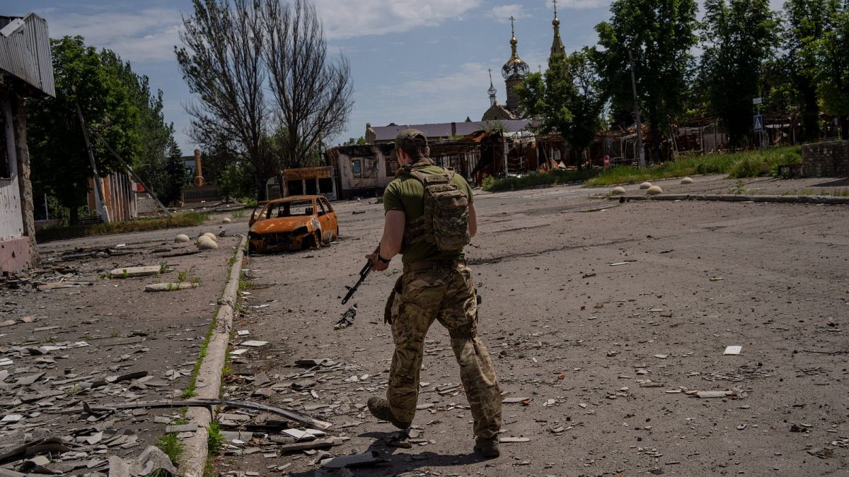 جندي أوكراني يقوم بدوريات في قرية بالقرب من خط المواجهة في منطقة دونيتسك، شرق أوكرانيا، الخميس 2 يونيو 2022