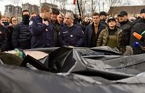 Ukrán ügyészek látogatása a bucsai tömegsírnál