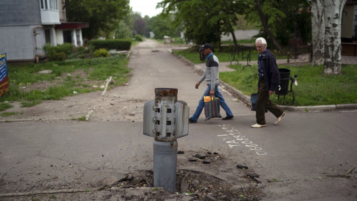 Bomba az út közepén az ukrajnai Liszicsanszkban