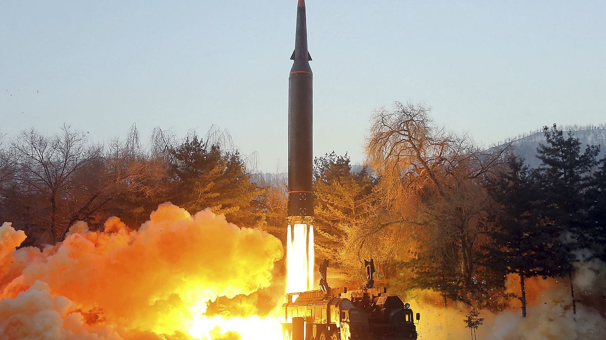تجربة إطلاق صاروخ بسرعة الصوت في كوريا الشمالية. الأربعاء 5 يناير 2022.