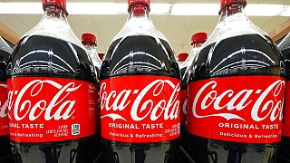 Συσκευασίες Coca Cola σε σούπερ μαρκετ- εικόνα αρχείου