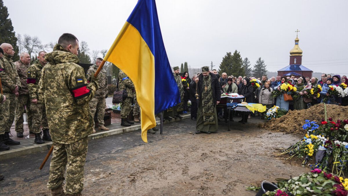 Les funérailles d'un soldat ukrainien le 21 mars 2022 près de Loutsk en Ukraine