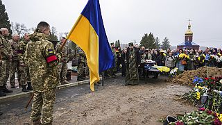 Les funérailles d'un soldat ukrainien le 21 mars 2022 près de Loutsk en Ukraine