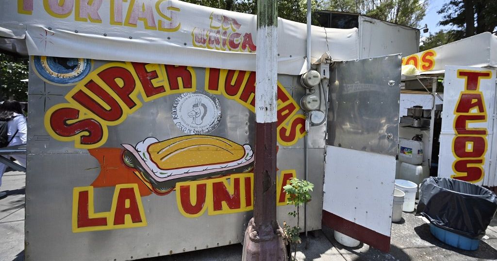 Puestos de comida callejera en México pierden color por mandato oficial