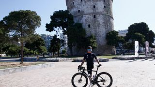 Ο παραολυμπιονίκης Νίκος Παπαγγελής φωτογραφίζεται μπροστά από τον Λευκό Πύργο