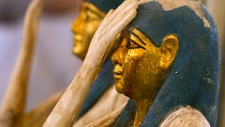 عرض القطع الأثرية القديمة في سقارة جنوب غرب القاهرة. 2022/05/30