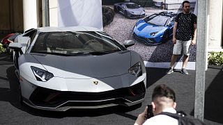 Visiteurs sur le stand Lamborghini, lors du "Motor Valley Fest" à Modène, le 27 mai 2022