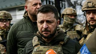 صورة أرشيفية للرئيس الأوكراني فولوديمير زيلينسكي (وسط الصورة) يتحدث إلى وسائل الإعلام في بلدة بوتشا، شمال غرب العاصمة الأوكرانية كييف،  4 أبريل 2022.