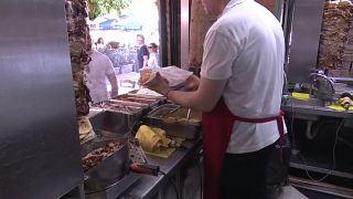 Athener Gastronom bereitet Souflaki zu
