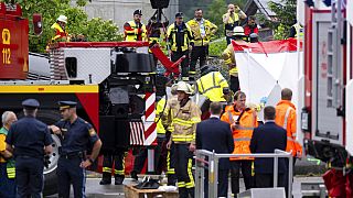 Ομάδα έρευνας και διάσωσης έχει αναπτυχθεί στο σημείο του σιδηροδρομικού δυστυχήματος στην Βαυαρία