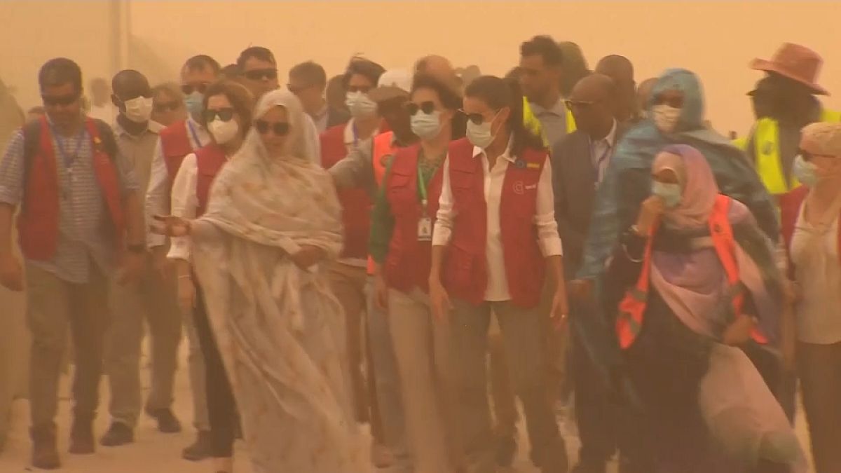 La reina Letizia de España visita los proyectos de cooperación internacional en Mauritania en medio de una tormenta de arena