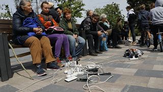 A Marioupol, des habitants rechargent leur téléphone dans le centre-ville