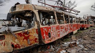 Orosz támadásokban megrongálódott villamos Mariupolban 2022. május 21-én.