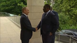 El presidente ruso, Vladímir Putin, da la mano a su homólogo senegalés, Macky Sall, en Sochi, Rusia