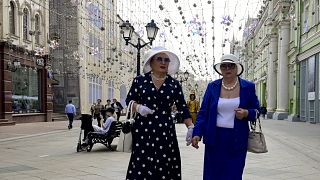 Dos mujeres pasean por la calle Nikolskaya de Moscú, Rusia 2/6/2022