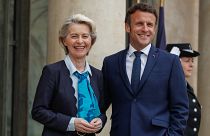 Emmanuel Macron (jobbra) az Európai Bizottság elnökét, Ursula von der Leyent fogadta a párizsi államfői rezidencián 2022. június 3-án. - képünk illusztráció