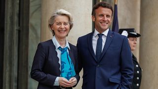 Emmanuel Macron (jobbra) az Európai Bizottság elnökét, Ursula von der Leyent fogadta a párizsi államfői rezidencián 2022. június 3-án. - képünk illusztráció