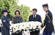 الرئيس الفرنسي إيمانويل ماكرون إلى جانب سفيرة بريطانيا لدى باريس مينا رولينغز