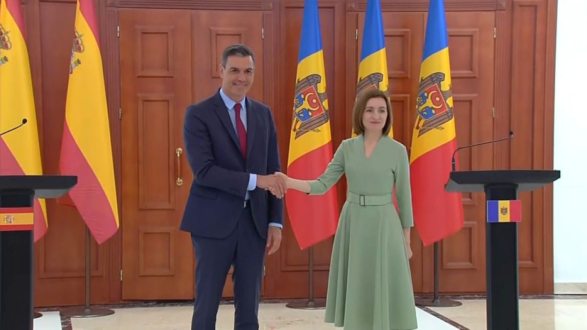 El presidente del Gobierno de España, Pedro Sánchez, tras una reunión con la presidenta de Moldavia, Maia Sandu, el 3 de junio de 2022.