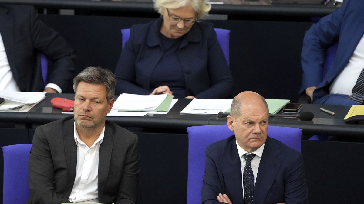 وزير الاقتصاد والمناخ الألماني روبرت هابيك، إلى اليسار ووزيرة الدفاع الألمانية كريستين لامبرخت في الوسط والمستشار الألماني أولاف شولتز، إلى اليمين