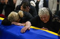 Schwester und Mutter eines ukrainischen Soldaten bei der Trauerfeier