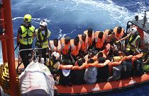 Судно Ocean Viking принимает на борт спасенных в море мигрантов