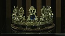 Una corona del tesoro real portugués expuesta en el palacio de Ajuda, Lisboa
