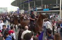 Lovas rendőrök a párizsi nemzeti stadionnál a Dánia-Franciaország meccs után