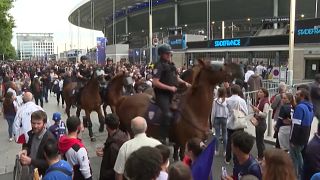 Lovas rendőrök a párizsi nemzeti stadionnál a Dánia-Franciaország meccs után