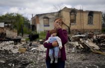 Nila Zelinska sostiene una muñeca perteneciente a su nieta, que pudo encontrar en su casa destruida en Potashnya, en las afueras de Kiev, Ucrania, el 31 de mayo de 2022. 