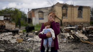 Nila Zelinska sostiene una muñeca perteneciente a su nieta, que pudo encontrar en su casa destruida en Potashnya, en las afueras de Kiev, Ucrania, el 31 de mayo de 2022.