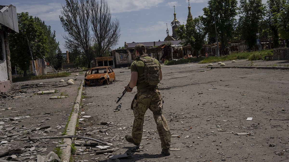 Украинский военный патрулирует деревню в Донецкой области