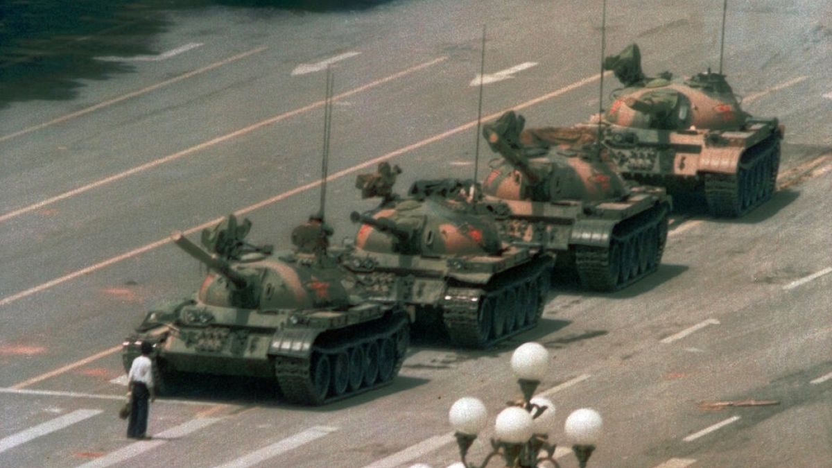 Der 4. Juni 1989 in Peking. Ein Demonstrant stellt sich einem Panzer entgegen