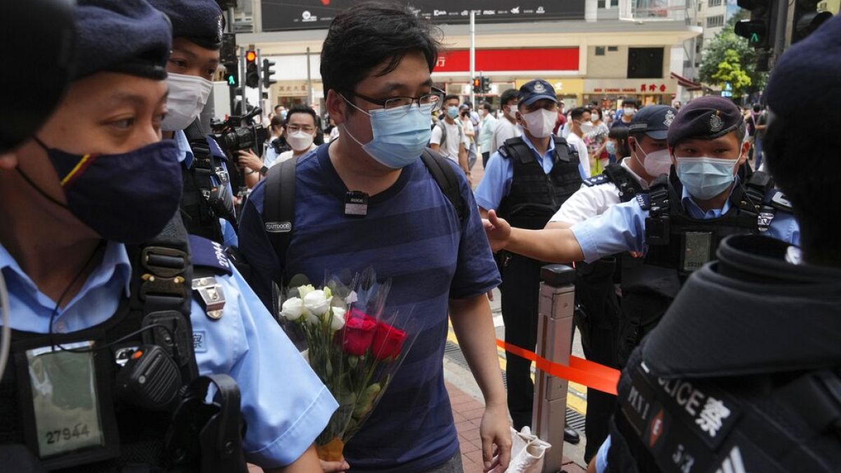 La Policía detiene a un hombre con un ramo de flores cerca de la plaza Victoria, en Hong Kong