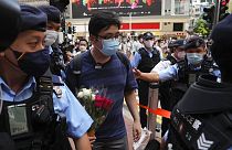 La Policía detiene a un hombre con un ramo de flores cerca de la plaza Victoria, en Hong Kong