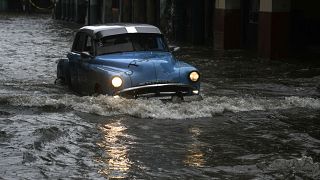 غمرت المياه شوارع العاصمة الكوبية هافانا