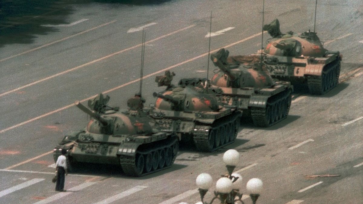 رجل يقف وحيداً أمام رتل من الدبابات في ساحة تيانانمن في بكين 