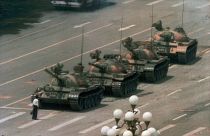 رجل يقف وحيداً أمام رتل من الدبابات في ساحة تيانانمن في بكين