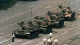 رجل يقف وحيداً أمام رتل من الدبابات في ساحة تيانانمن في بكين