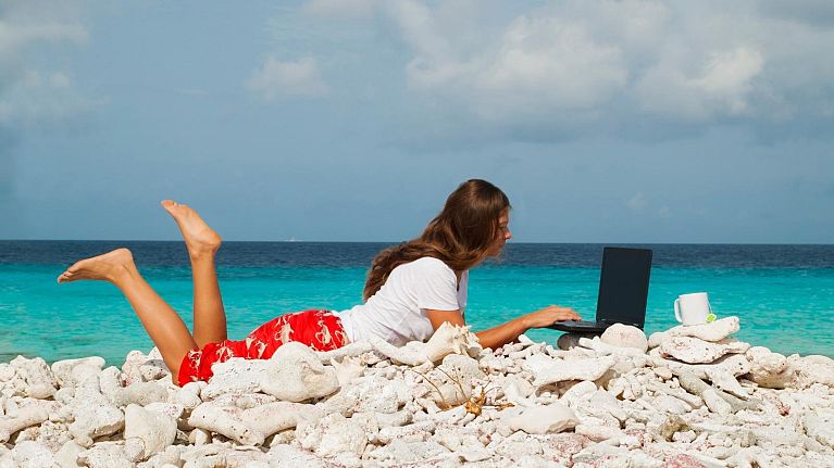 The trend of digital nomading is still going strong. A new salary calculator can tell you what you could earn in your job abroad.