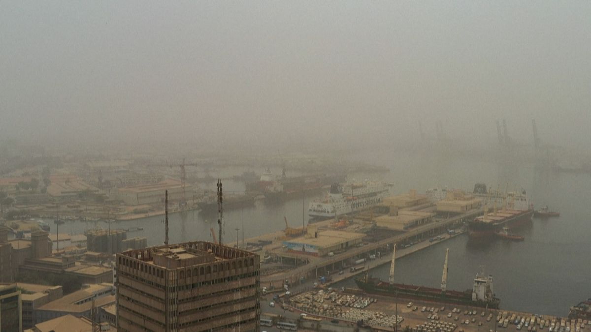 Residents struggle as dust cloud covers Dakar