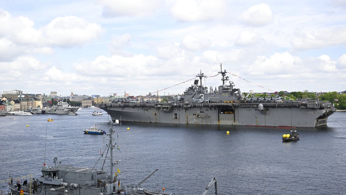 Das amphibische Landeschiff USS Kearsarge im Hafen von Stockholm