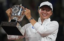 La polaca Iga Swiatek sostiene el trofeo tras ganar la final en el torneo de tenis del Abierto de Francia en el estadio Roland Garros en París, Francia, 4/6/2022