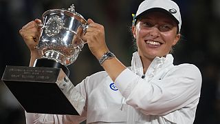 La polaca Iga Swiatek sostiene el trofeo tras ganar la final en el torneo de tenis del Abierto de Francia en el estadio Roland Garros en París, Francia, 4/6/2022