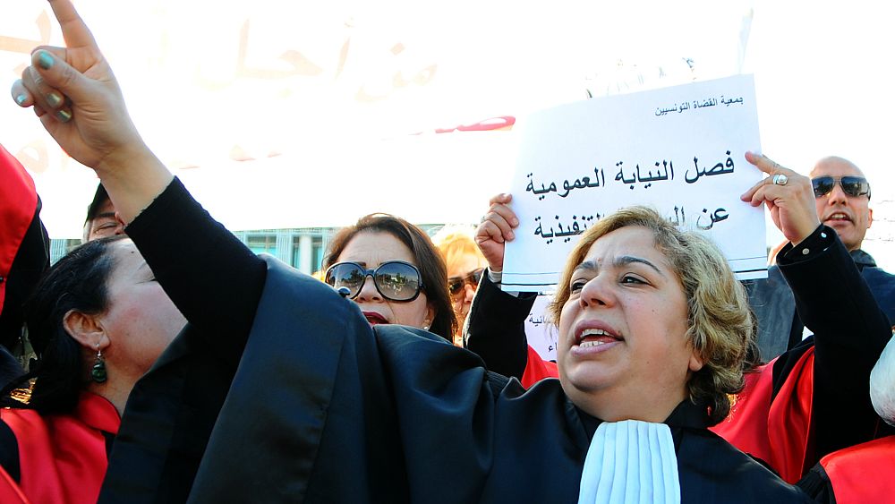 قضاة تونس يقررون تعليق العمل بالمحاكم لمدة أسبوع بعد قرار سعيد بعزل 57 قاضيا قضاة تونس يقررون تعليق العمل بالمحاكم لمدة أسبوع بعد قرار سعيد بعزل 57 قاضيا