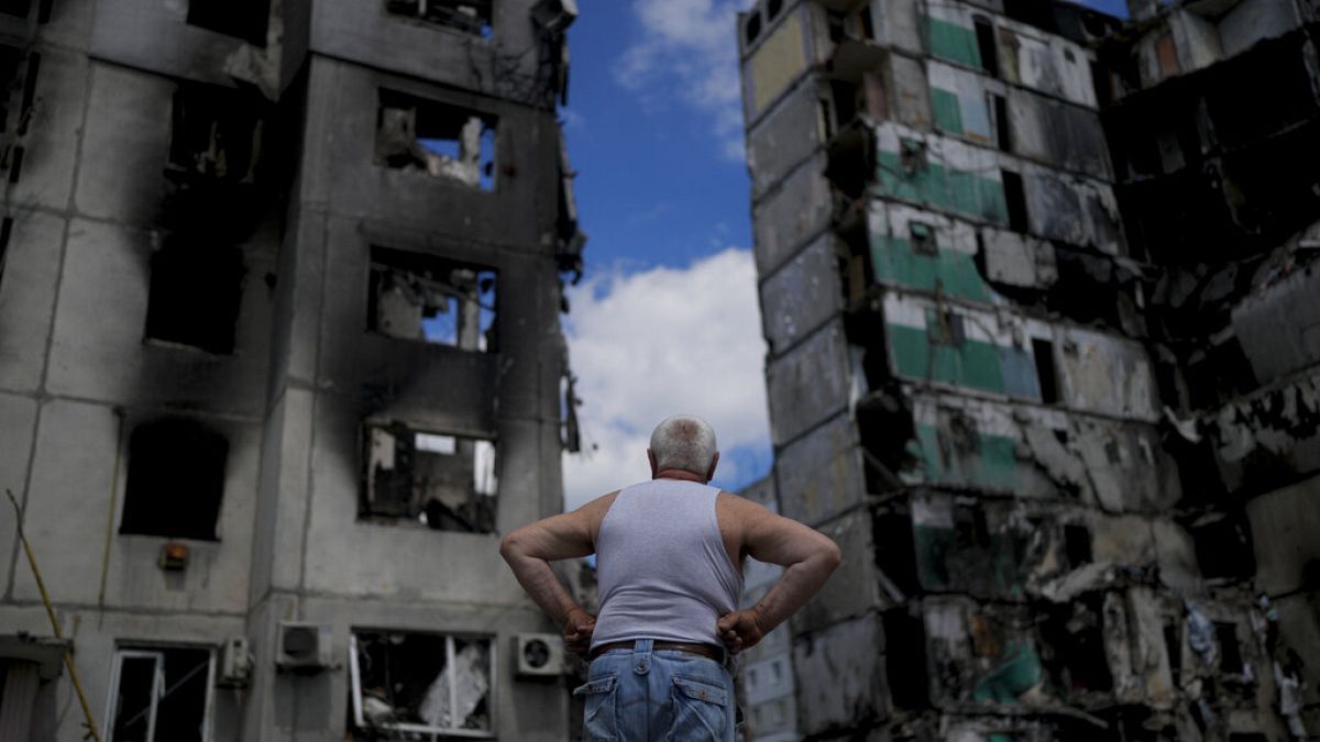 Ucraniano olha para a destruição deixada em Borodyanka
