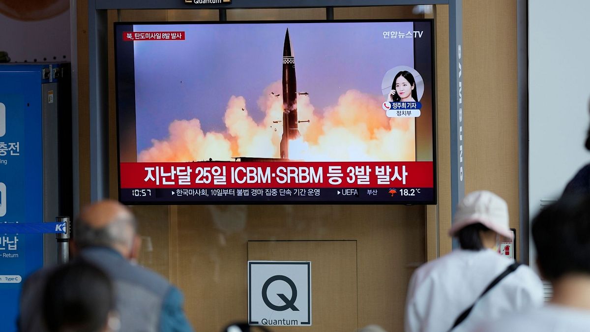 مردم کره جنوبی در یک ایستگاه قطار نظاره گر خبر آزمایش موشکی کره شمالی هستند