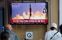 مردم کره جنوبی در یک ایستگاه قطار نظاره گر خبر آزمایش موشکی کره شمالی هستند